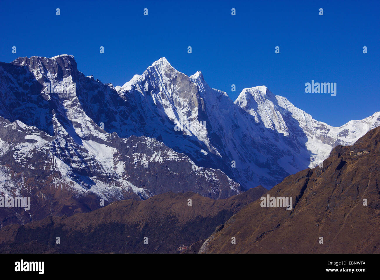 Vista dal monastero di Tengboche a Tengkangboche, Panayo Tippa e Bigphera-Go Shar, Nepal, Himalaya, Khumbu Himal Foto Stock