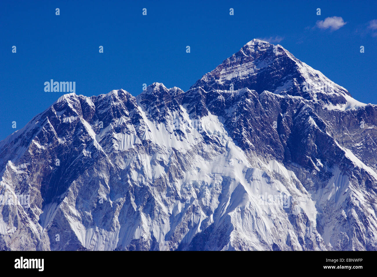 Il monte Everest dietro sul Nuptse. Vista da sopra Kongde Hotel, Nepal, Khumbu Himal Foto Stock