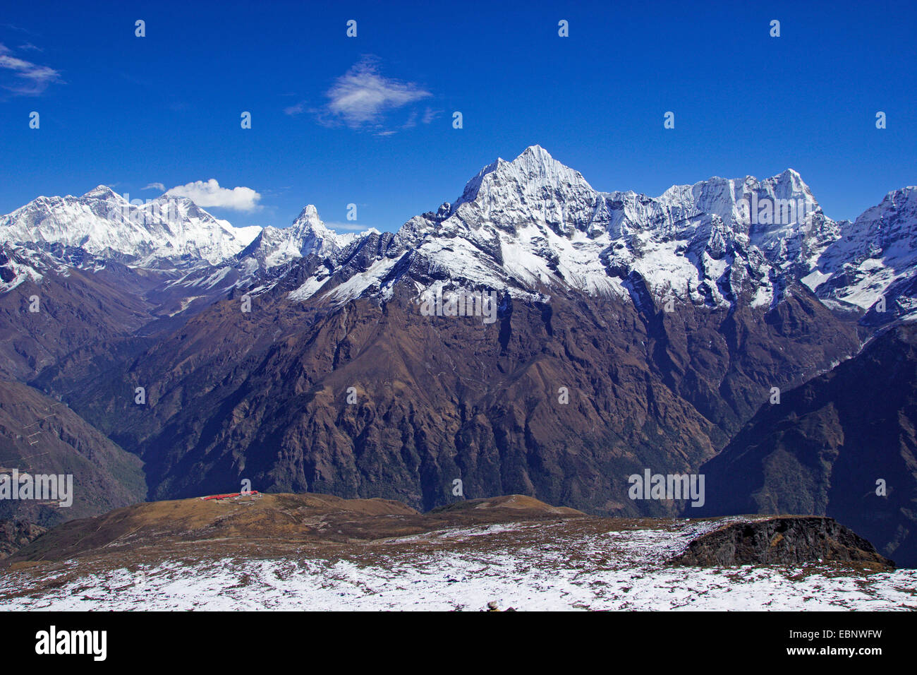 Sul Nuptse, Everest, Ama Dablam, Thamserku e Kyashar dal punto di vista sopra Kongde Hotel, Nepal, Khumbu Himal Foto Stock
