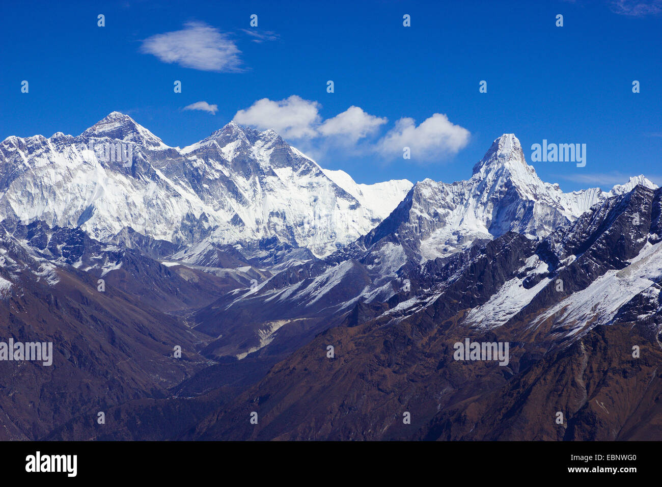 Il monte Everest dietro sul Nuptse, sul Lhotse e sull'Ama Dablam da viewpoinr sopra Kongde Hotel, Nepal, Khumbu Himal Foto Stock