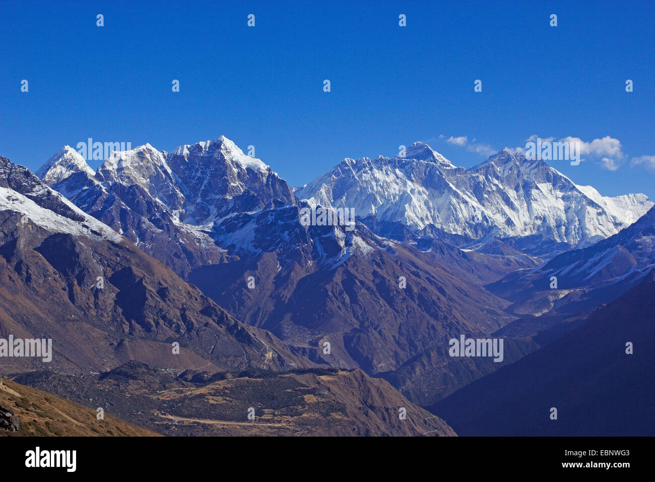 Cholatse, Taboche, sul Nuptse, l'Everest, sul Lhotse. Vista da sopra Kongde Hotel, Nepal, Khumbu Himal Foto Stock