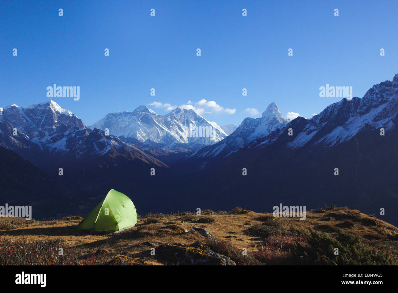 Tenda vicino Kaongde Hotel con Taboche, sul Nuptse, l'Everest, sul Lhotse e sull'Ama Dablam, Nepal, Khumbu Himal Foto Stock