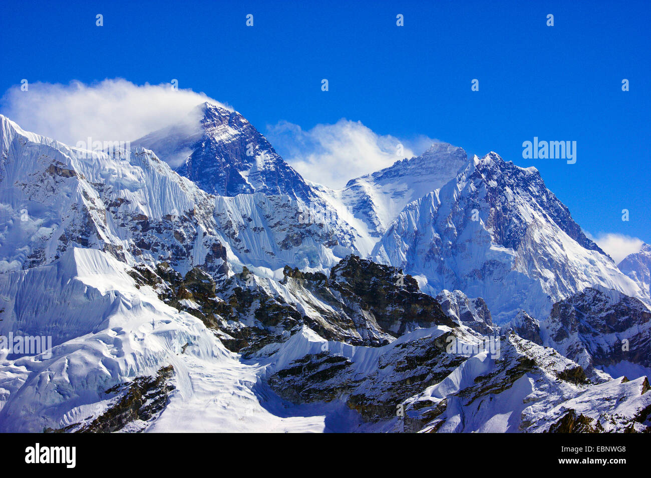 Il monte Everest e sul Nuptse vista da Tse Ngozumba, Nepal, Himalaya, Khumbu Himal Foto Stock