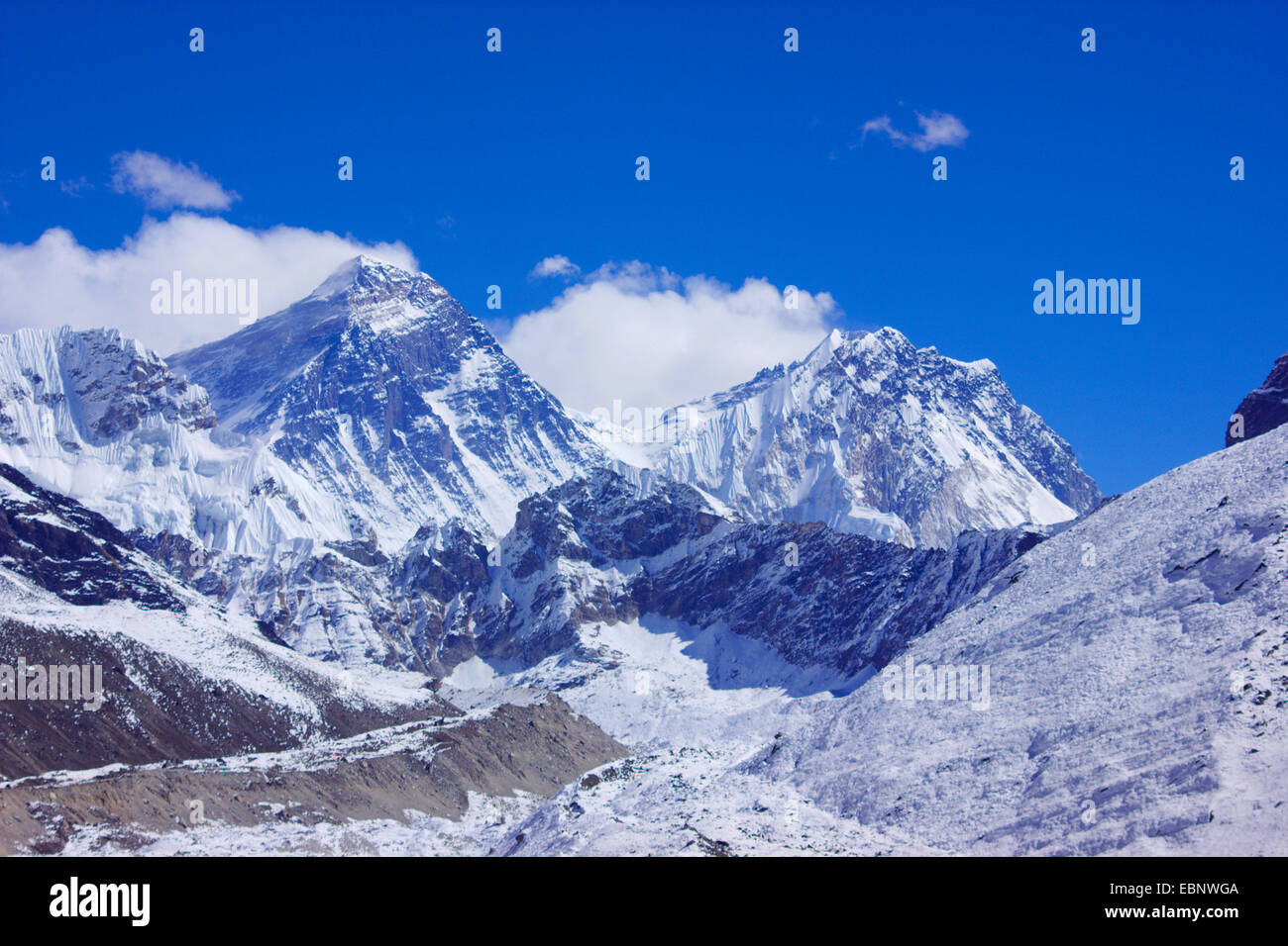 Il monte Everest e sul Nuptse, vista dal 5° vicino lago di Gokyo, Nepal, Himalaya, Khumbu Himal Foto Stock
