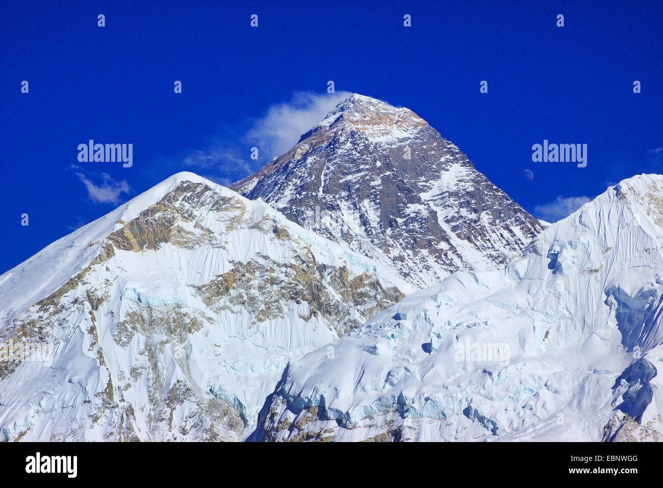 Il monte Everest con luna, vista dal Kala Patthar, Nepal, Himalaya, Khumbu Himal Foto Stock