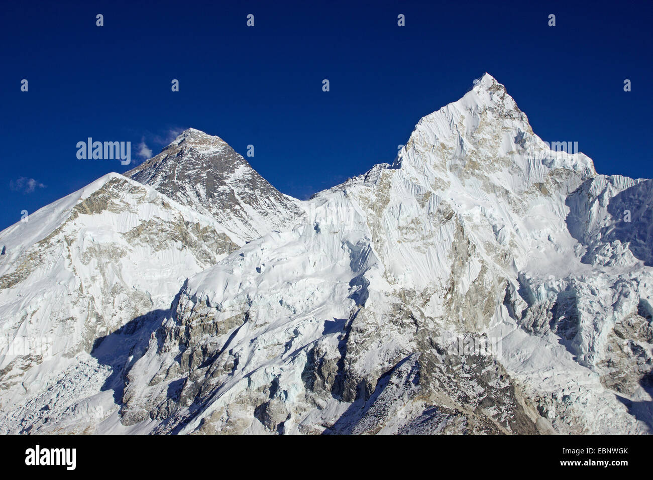 Everest (di fronte ovest spalla) e sul Nuptse. Vista dal Kala Patthar, Nepal, Himalaya, Khumbu Himal Foto Stock