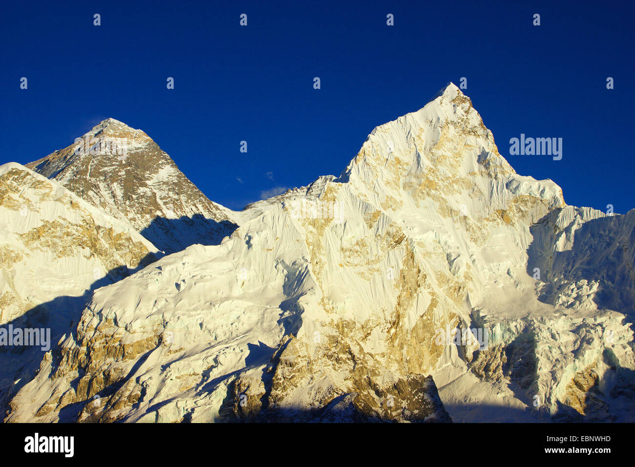 Il monte Everest e sul Nuptse nella luce della sera. Vista dal Kala Patthar, Nepal, Himalaya, Khumbu Himal Foto Stock