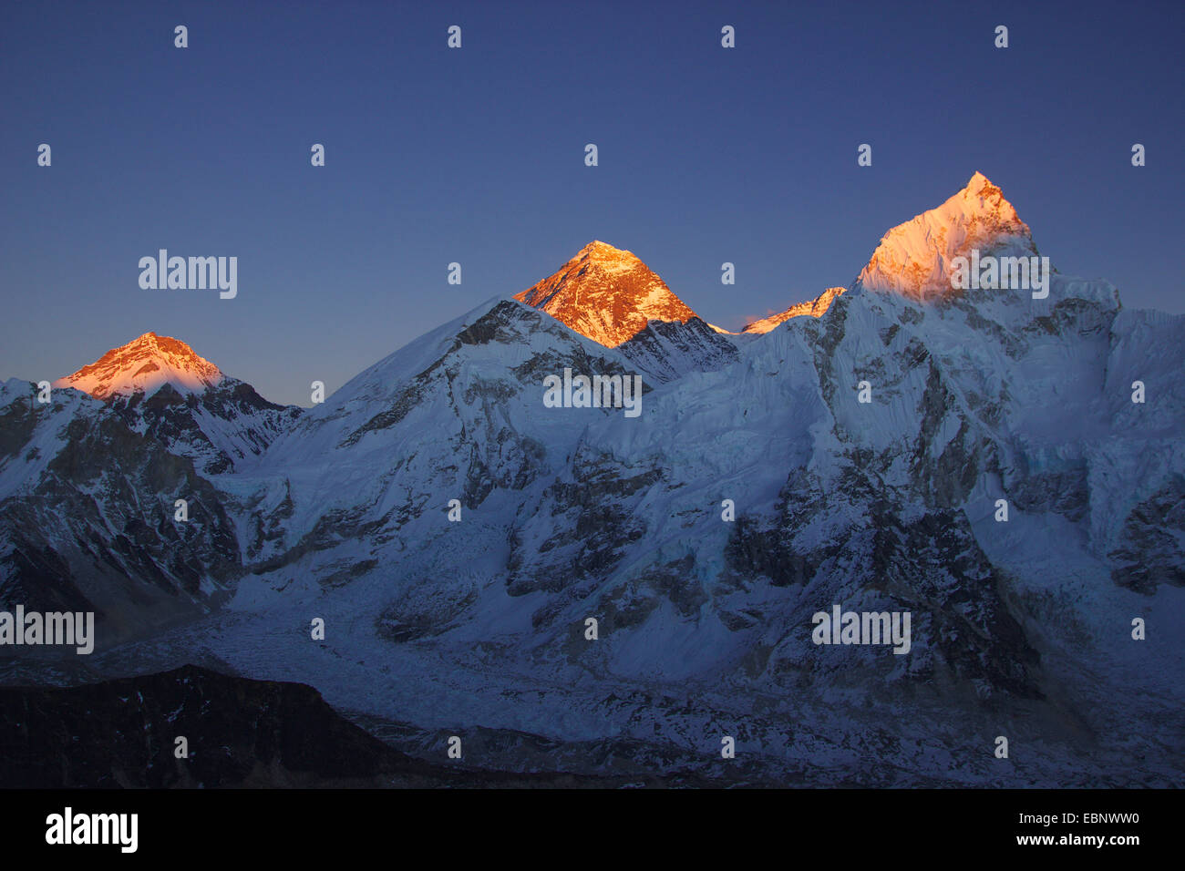Changtse, Everest e sul Nuptse nella luce della sera. Vista dal Kala Patthar, Nepal, Himalaya, Khumbu Himal Foto Stock