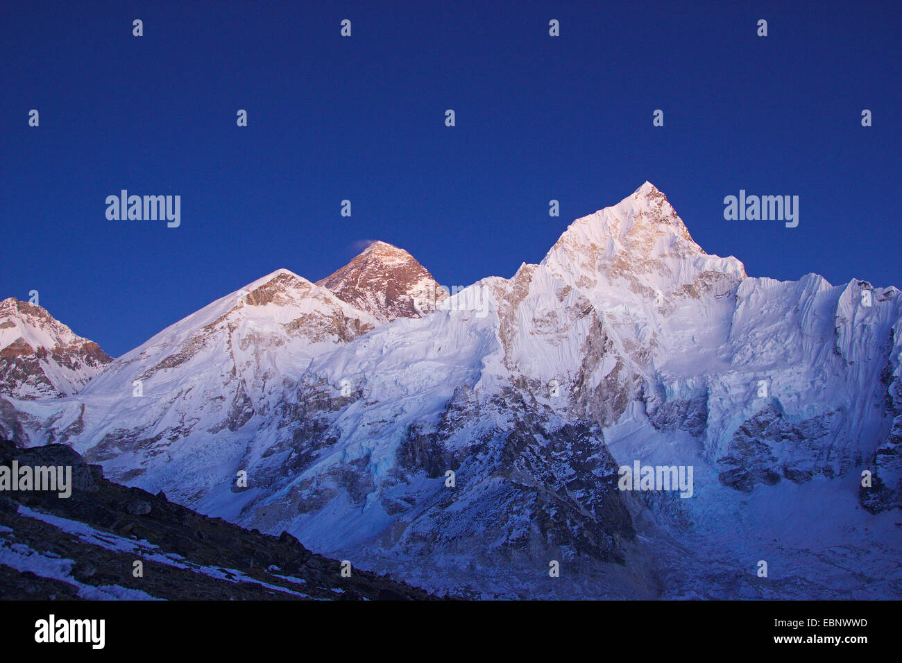 Vista dal Kala Patthar sul Monte Everest e sul Nuptse, Nepal, Himalaya, Khumbu Himal Foto Stock