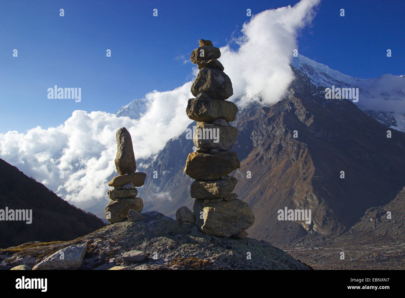 Due mucchi di pietre al Langtang Valley, Nepal, Langtang Himal Foto Stock