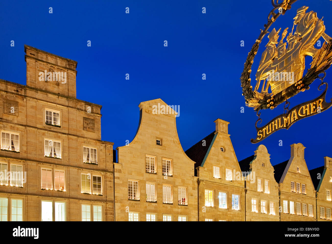 Stuhlmacher segno e la facciata di pietra arenaria a Prinzipalmarkt nella luce della sera, in Germania, in Renania settentrionale-Vestfalia, Muenster Foto Stock