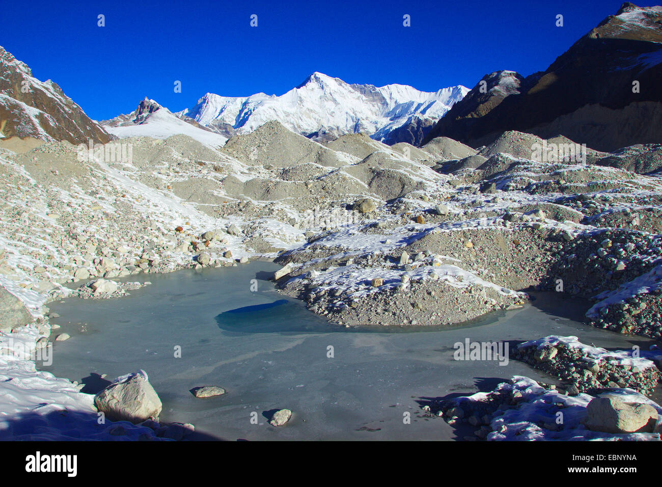 Cho Oyu e un lago di acqua di fusione presso il ghiacciaio Ngozumba vicino a Gokyo, Nepal, Himalaya, Khumbu Himal Foto Stock