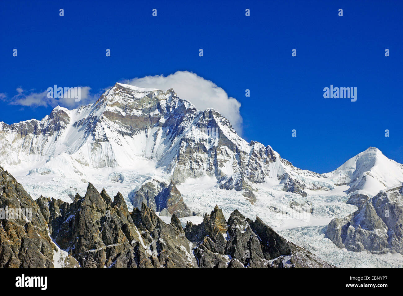 Gyachung Kang (massima 7000er) vista dalla Tse Ngozumba, Nepal, Himalaya, Khumbu Himal Foto Stock