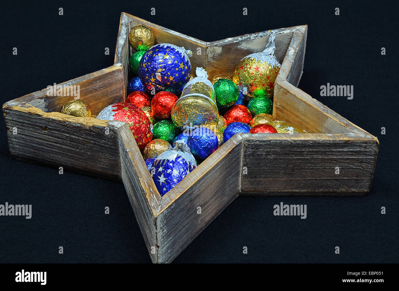 Decorazione di Natale con dolci, vicino, isolati su sfondo nero Foto Stock