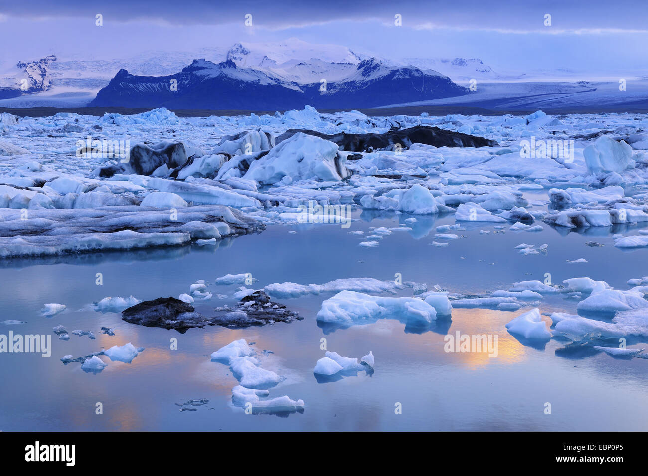 Joekulsarlon lago glaciale nella luce della sera, Islanda Foto Stock