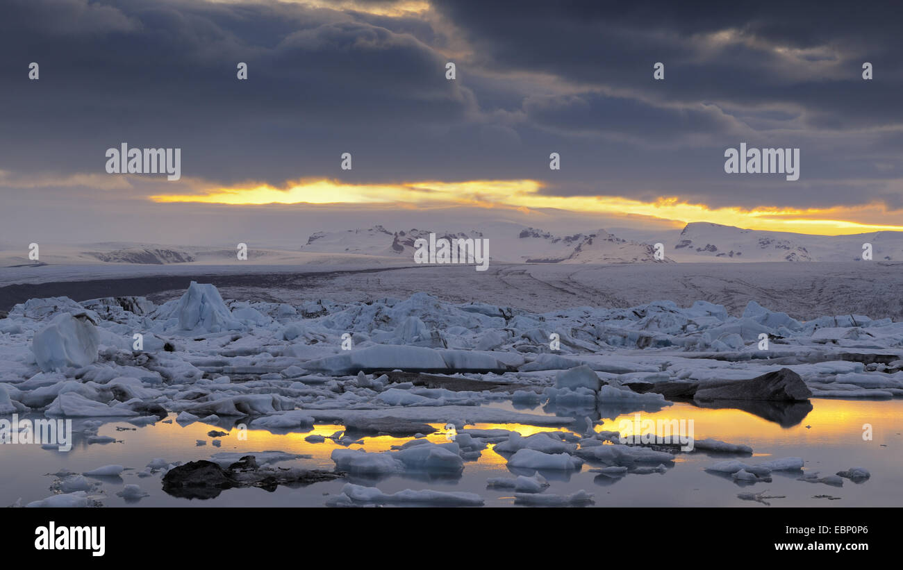 Joekulsarlon lago glaciale nella luce della sera, Islanda Foto Stock