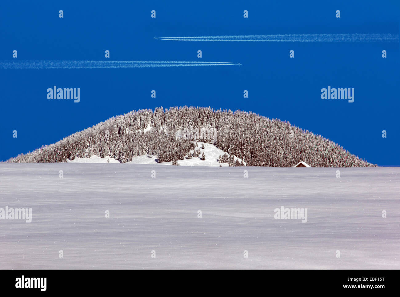 Due sentieri di vapore di aerei nel cielo blu sopra il vertice Hoernle in inverno, in Germania, in Baviera, Oberbayern, Alta Baviera, Bad Kohlgrub Foto Stock