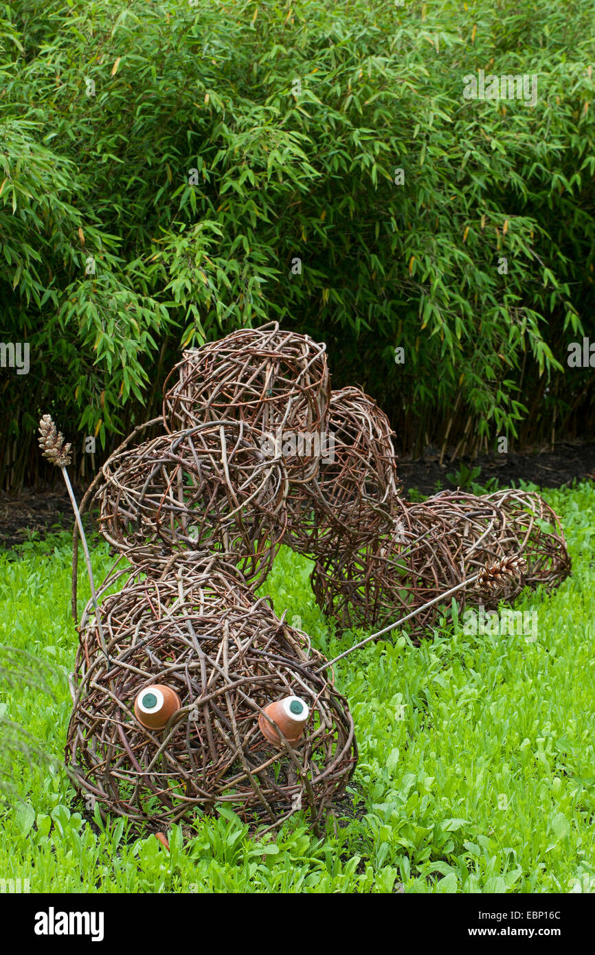 Caterpillar fatta di rametti di salice in un giardino Foto Stock