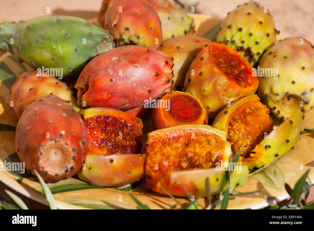 Indian fig, cactus pear (Opuntia ficus-indica, Opuntia ficus-barbarica), frutta fresca in una ciotola, Francia, Corsica Foto Stock