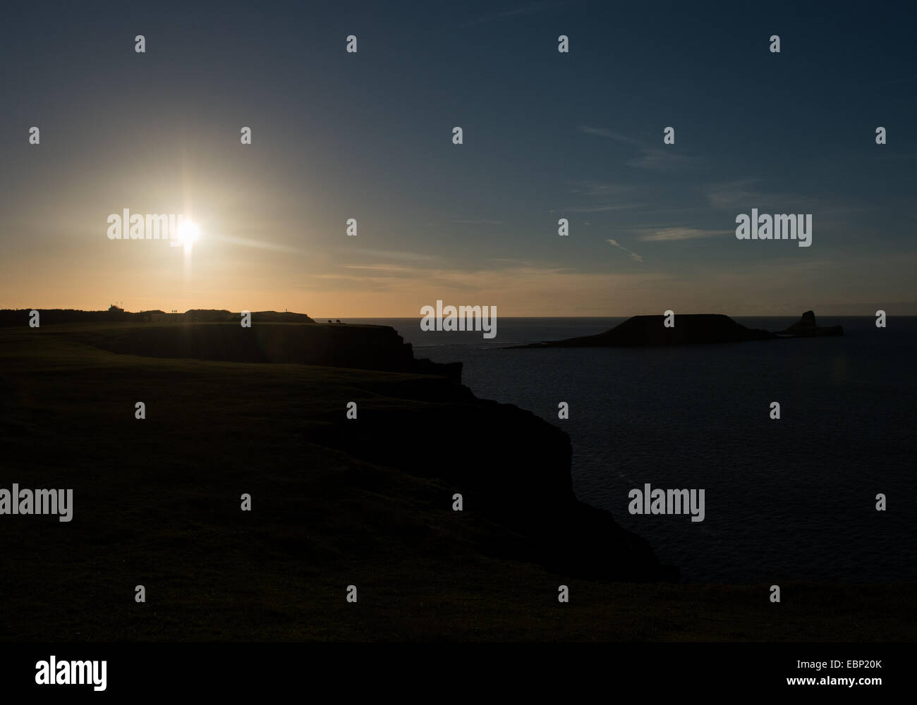 Swansea, South Wales, Regno Unito. Il 3° dicembre 2014. La vista dal worm testa sulla Penisola di Gower come il sole tramonta su un altro bel giorno a Swansea. Credito: Paolo Gareth Sands/Alamy Live News Foto Stock