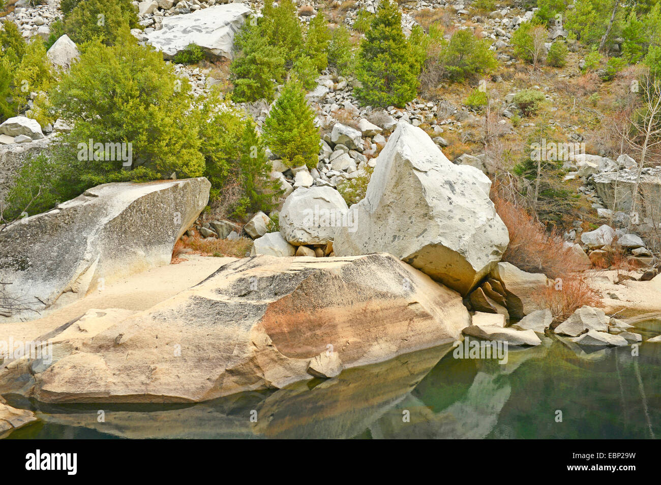 Rocce alla riva del lago, Stati Uniti, California, il Parco Nazionale di Yosemite Foto Stock