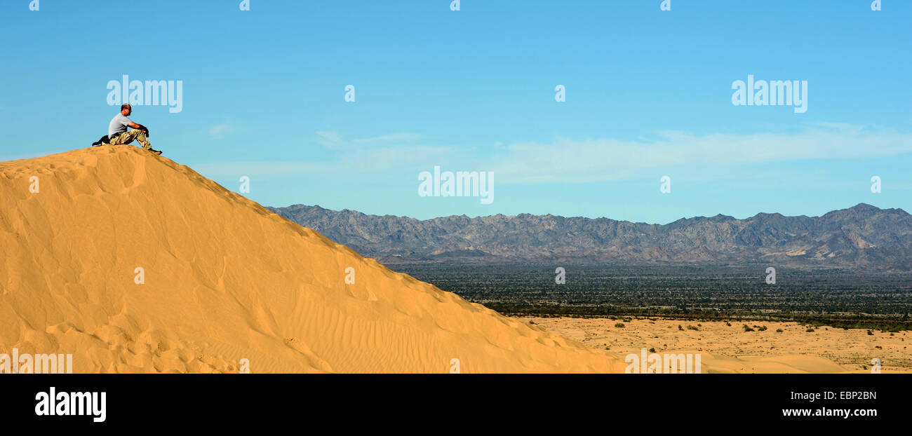 Escursionista su una duna nel paesaggio di Sonny Bono Salton Sea National Wildlife Refuge, Stati Uniti, California, Sonny Bono Salton Sea National Wildlife Refuge Foto Stock