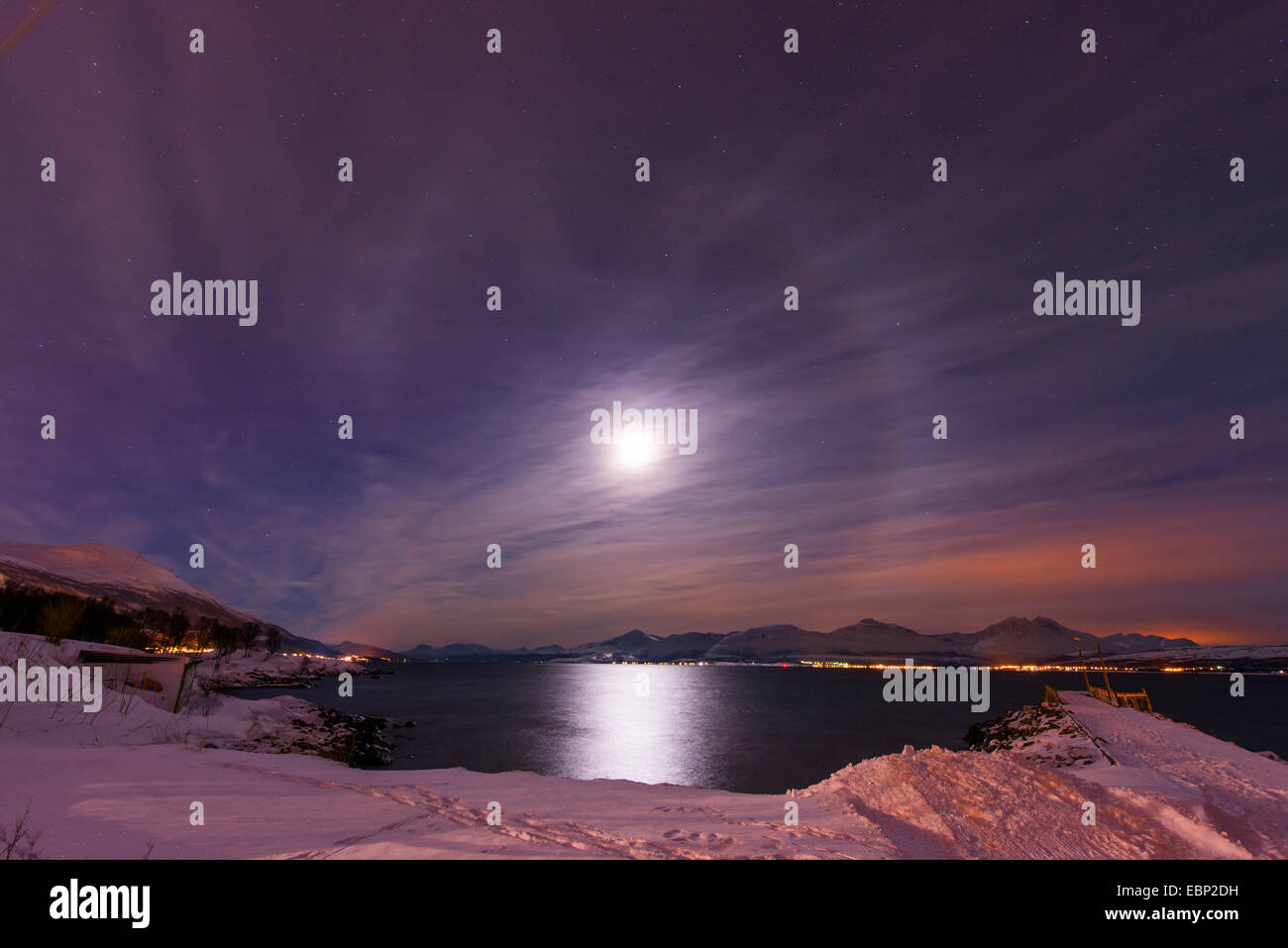 Moonlit Night al litorale, Norvegia, Troms, Tromsoe Foto Stock