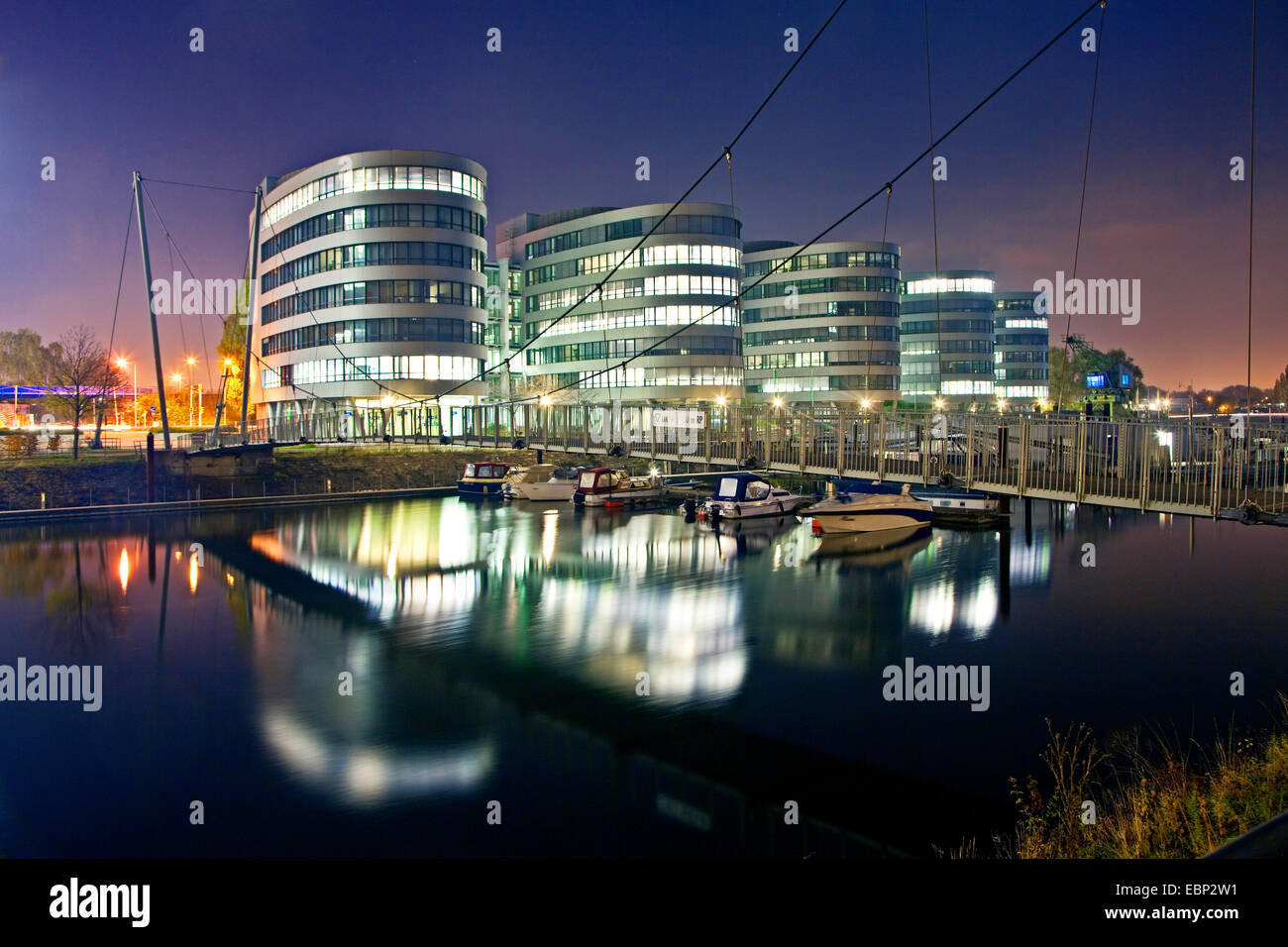 Marina e cinque barche di sera, in Germania, in Renania settentrionale-Vestfalia, la zona della Ruhr, Duisburg Foto Stock