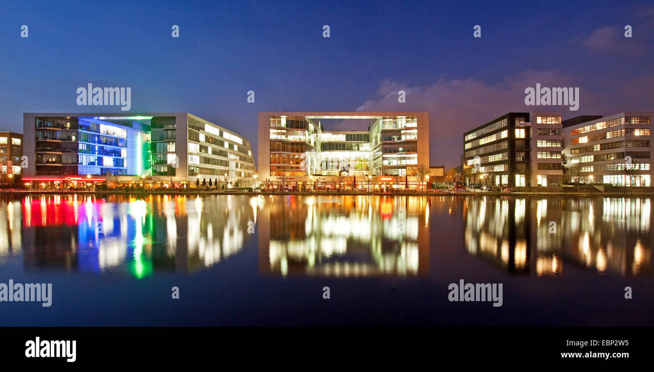Illuminata edifici di uffici e di gastronomia in porto in serata, in Germania, in Renania settentrionale-Vestfalia, la zona della Ruhr, Duisburg Foto Stock