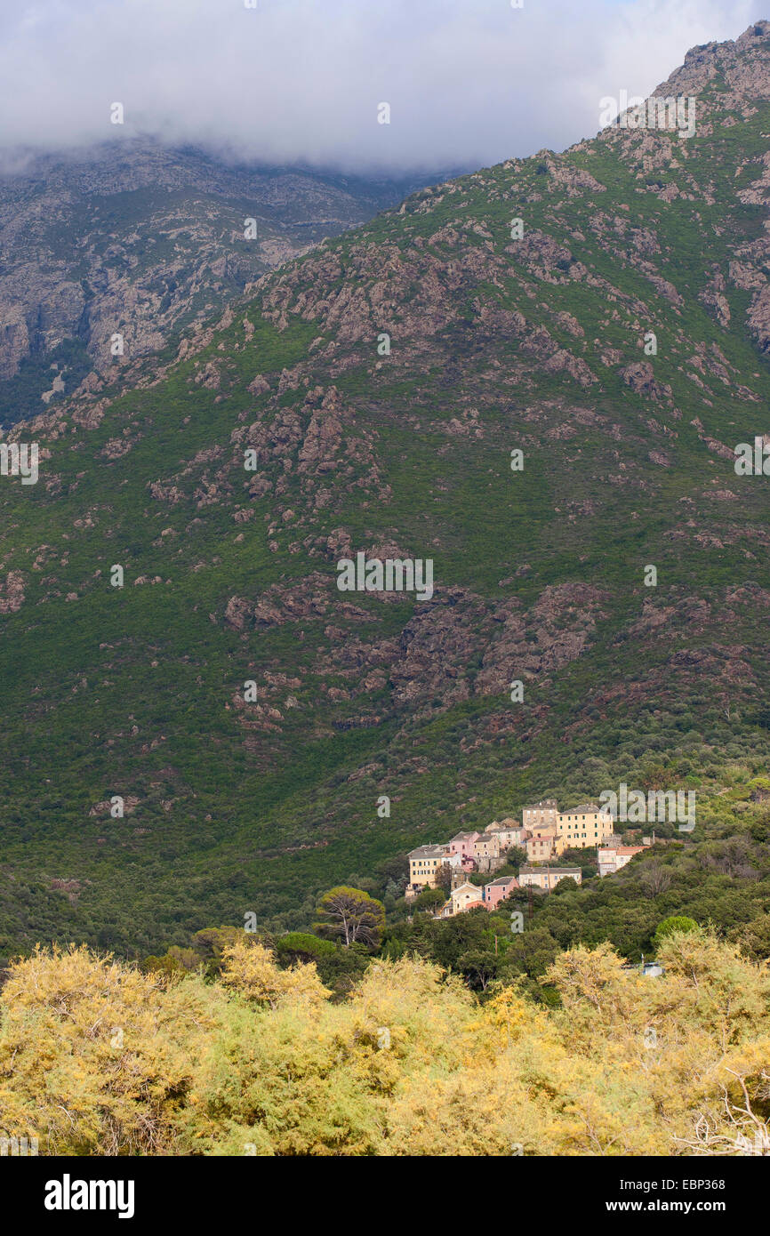 Vista del villaggio di montagna, Francia, Corsica Foto Stock