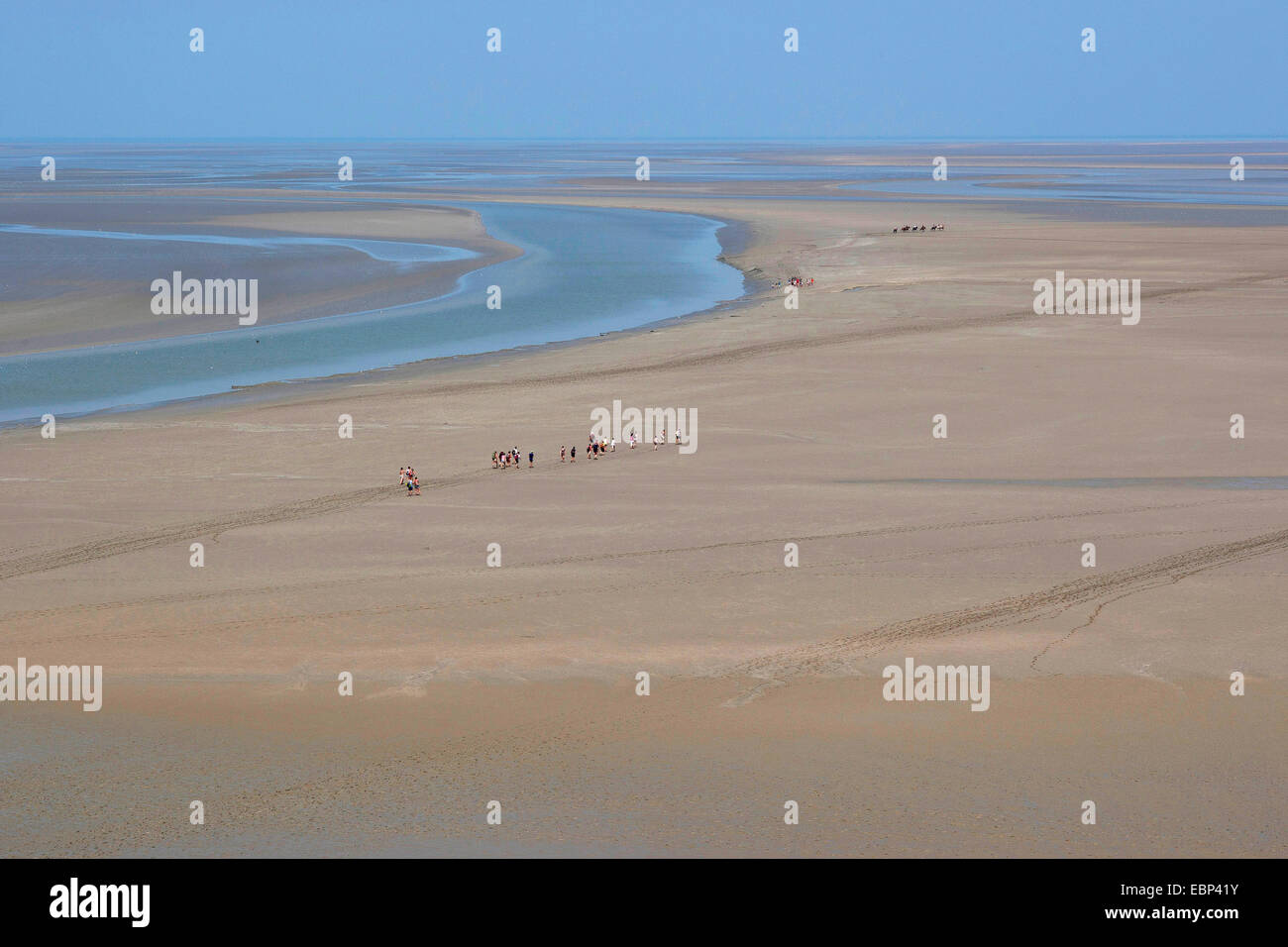 Sandy estuario a bassa marea con piane di marea escursionisti, Francia, Brittany Foto Stock