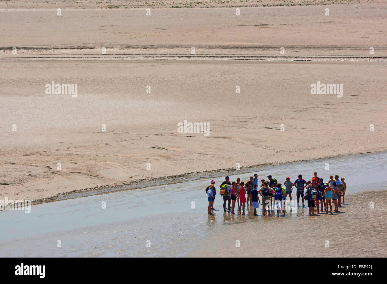 Piane di marea escursionismo a bassa marea sulla sabbia estuario, Francia, Brittany Foto Stock