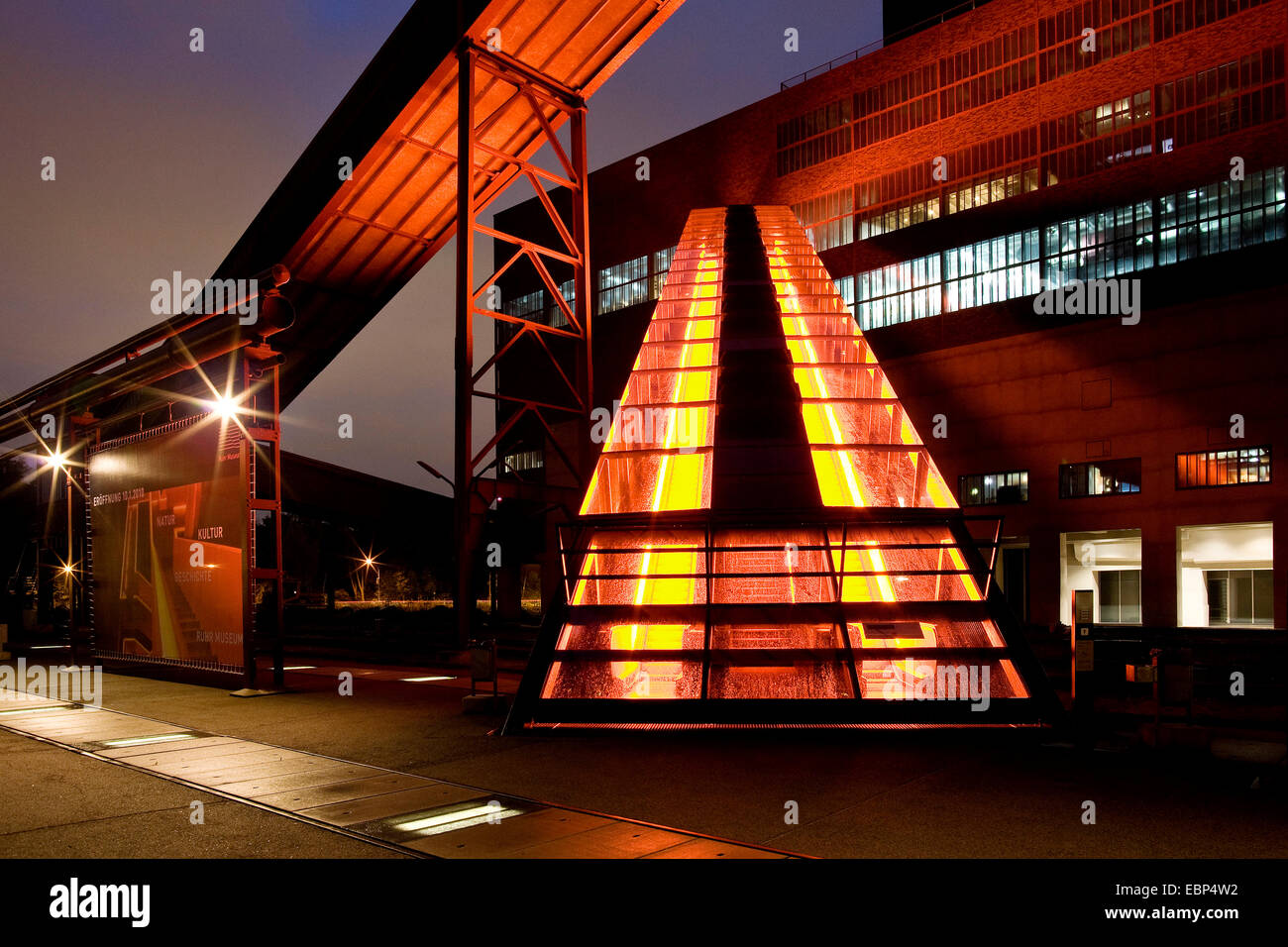 Passerella illuminata al centro visitatori del Complesso industriale delle Miniere di carbone dello Zollverein, in Germania, in Renania settentrionale-Vestfalia, la zona della Ruhr, Essen Foto Stock