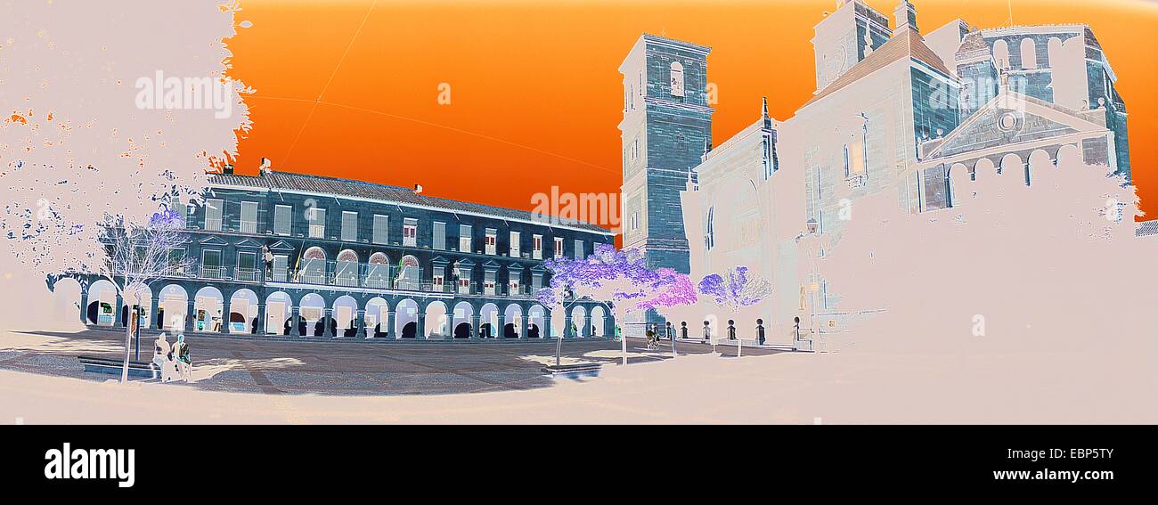 La piazza principale, la chiesa di San Andrés e municipio di Villanueva de los Infantes. La Ruta de los Caballeros, Ciudad Real Provincia, Spagna Foto Stock