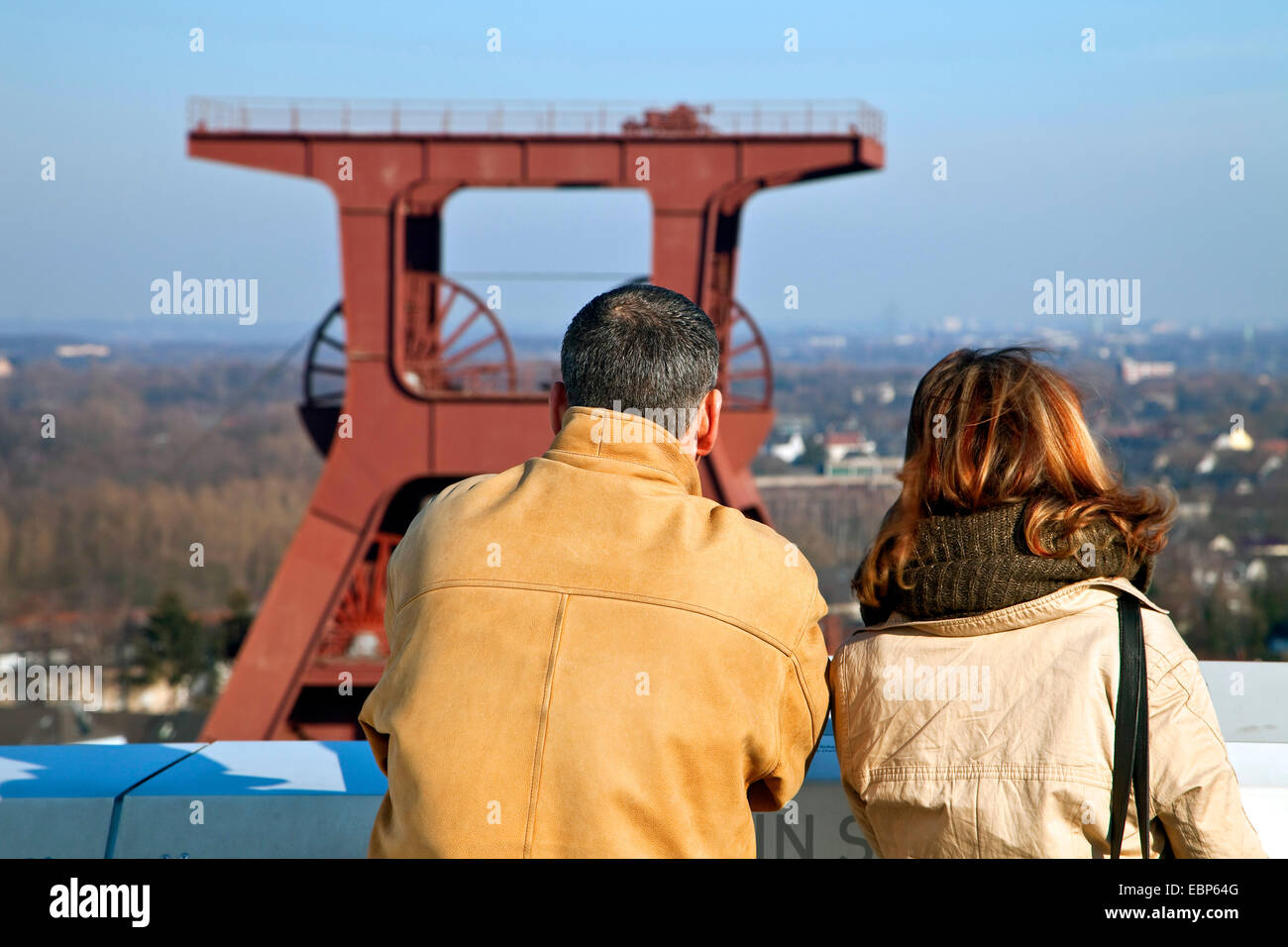 Giovane sulla nuova piattaforma di osservazione guardando la testa dentata della miniera di carbone Zollverein Schacht XII, in Germania, in Renania settentrionale-Vestfalia, la zona della Ruhr, Essen Foto Stock