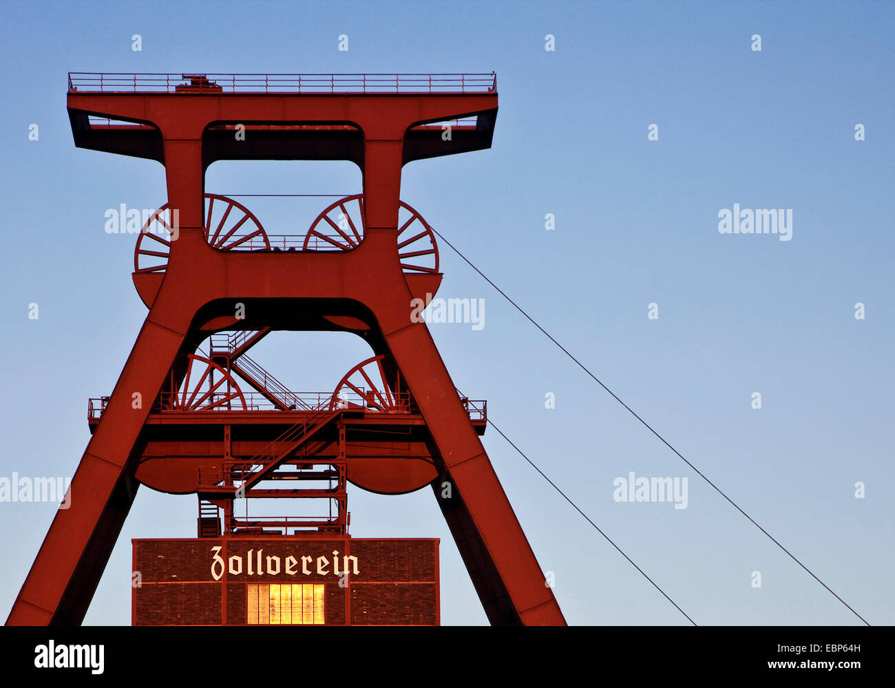 Vista sul copricapo del carbone in miniera Zollverein pit XII di notte, in Germania, in Renania settentrionale-Vestfalia, la zona della Ruhr, Essen Foto Stock