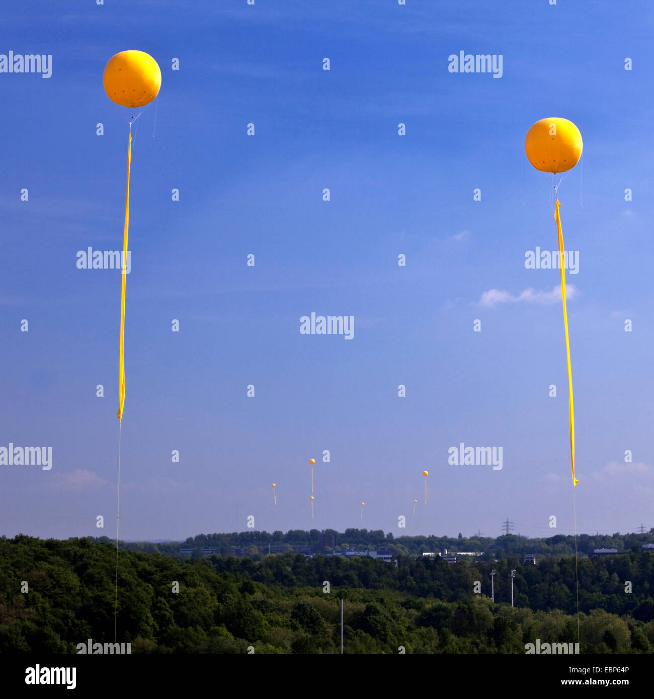 Big palloncini gialli sulla capitale europea della cultura Essen marcatura ex siti delle miniere di carbone, 'Schachtzeichen' , in Germania, in Renania settentrionale-Vestfalia, la zona della Ruhr, Essen Foto Stock
