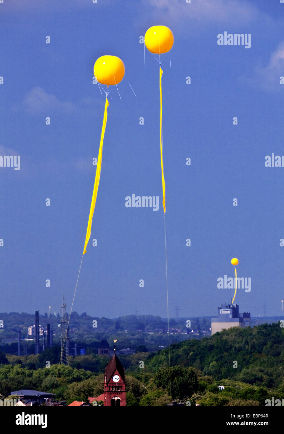 Grande giallo ballons sulla capitale europea della cultura Essen marcatura ex siti delle miniere di carbone, 'Schachtzeichen' , in Germania, in Renania settentrionale-Vestfalia, la zona della Ruhr, Essen Foto Stock