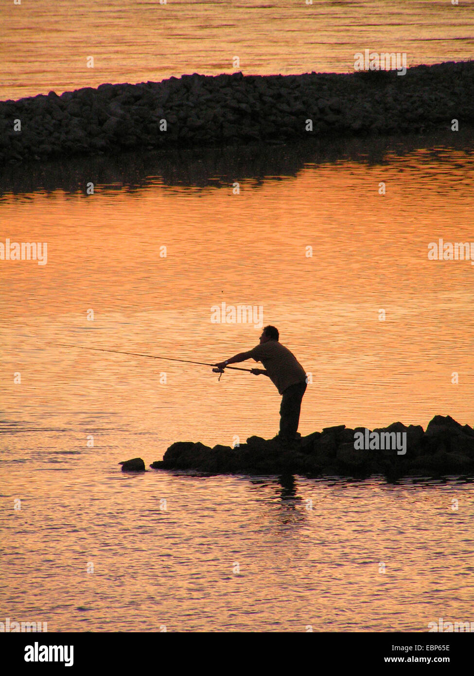I pescatori all'alba / nel crepuscolo Foto Stock