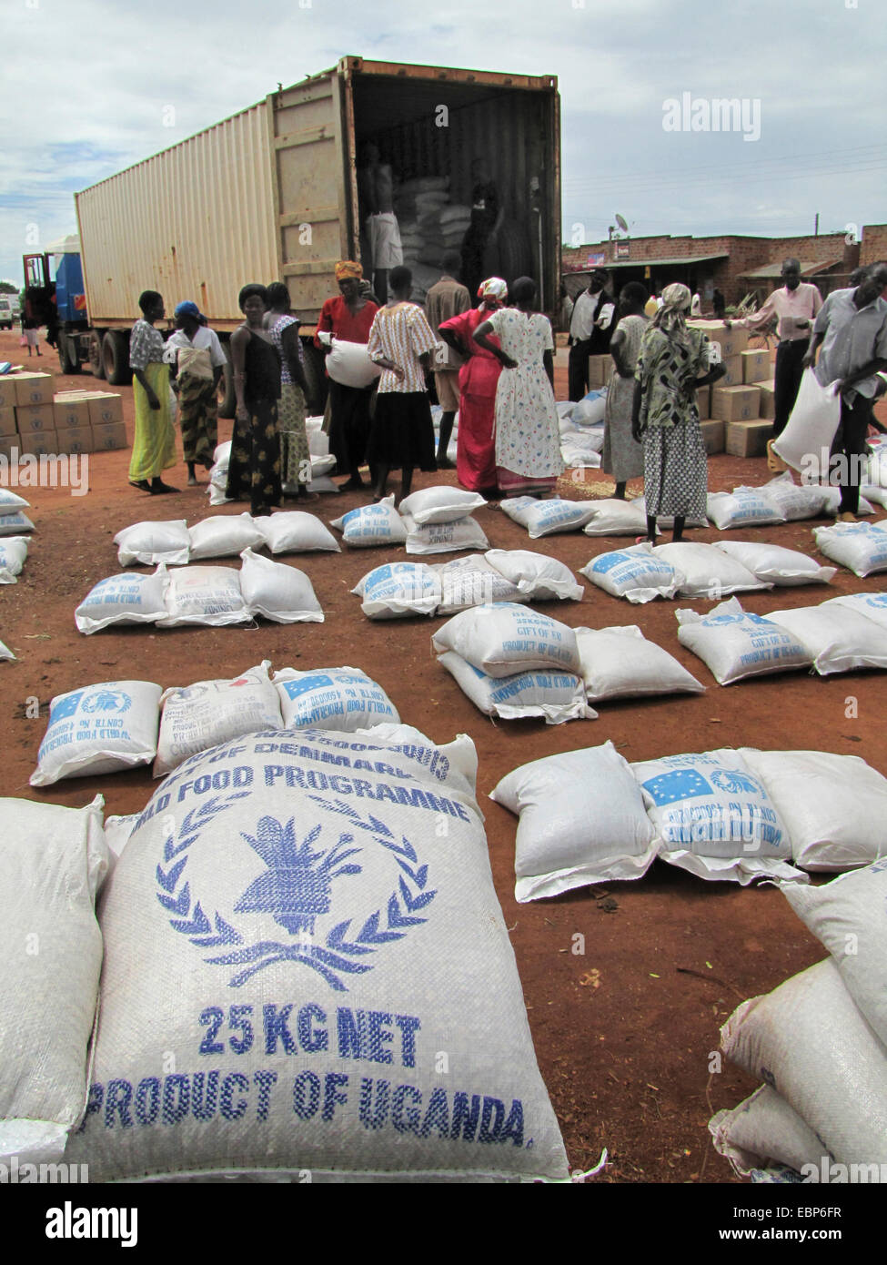 Campo profughi di sfollati nel nord Uganda intorno a Gulu, l'organizzazione non governativa "Norwegian Refugee Council' è la distribuzione di razioni alimentari per il Programma Alimentare Mondiale delle Nazioni Unite per le persone anziane e le persone hancicapped, sacchetti con mais lyin, Uganda, Gulu, John Baptist Odama Arcivescovo di Gulu Foto Stock