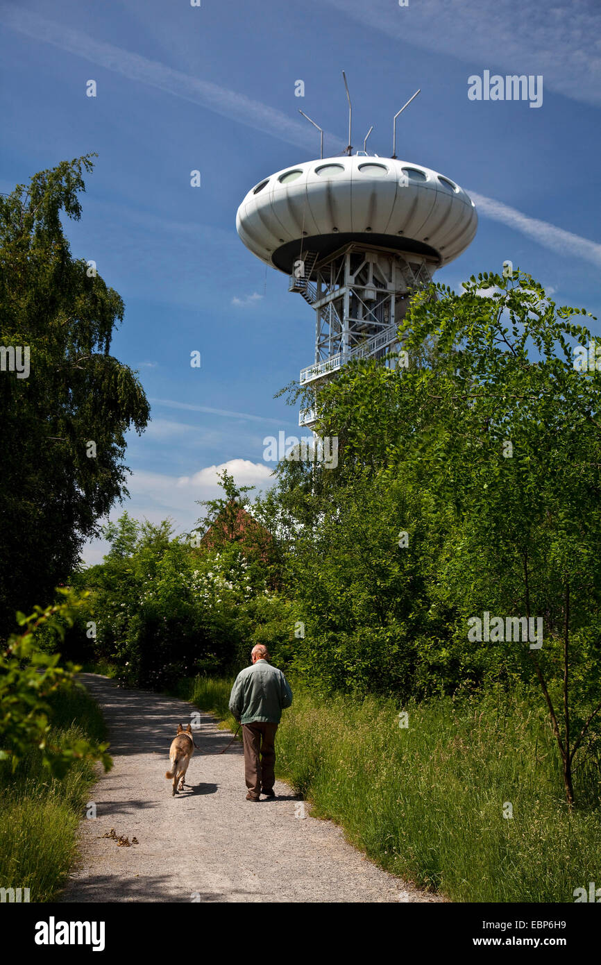 Zona pedonale con il cane a tecnology center LUENTEC con Colani ufo, in Germania, in Renania settentrionale-Vestfalia, la zona della Ruhr, Luenen Foto Stock