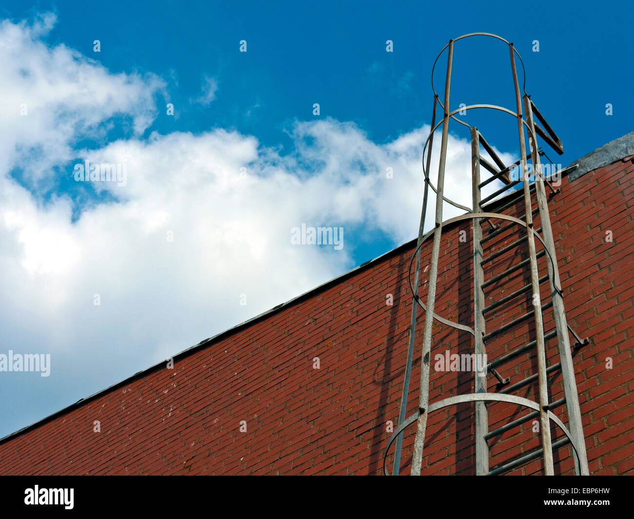 La scaletta di fuga in corrispondenza della parete di un magazzino Foto Stock