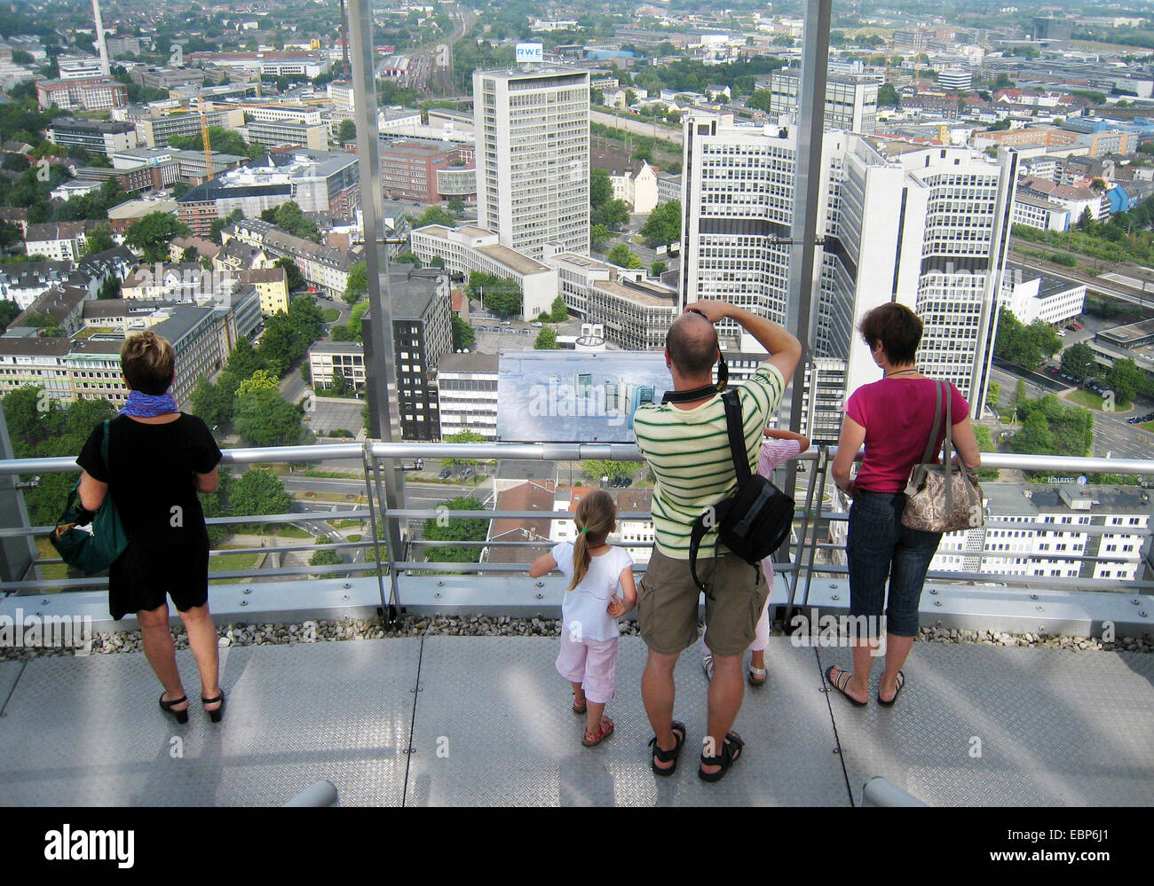 Visitatori sul ponte di osservazione di RWE con torre di Essen, in Germania, in Renania settentrionale-Vestfalia, la zona della Ruhr, Essen Foto Stock