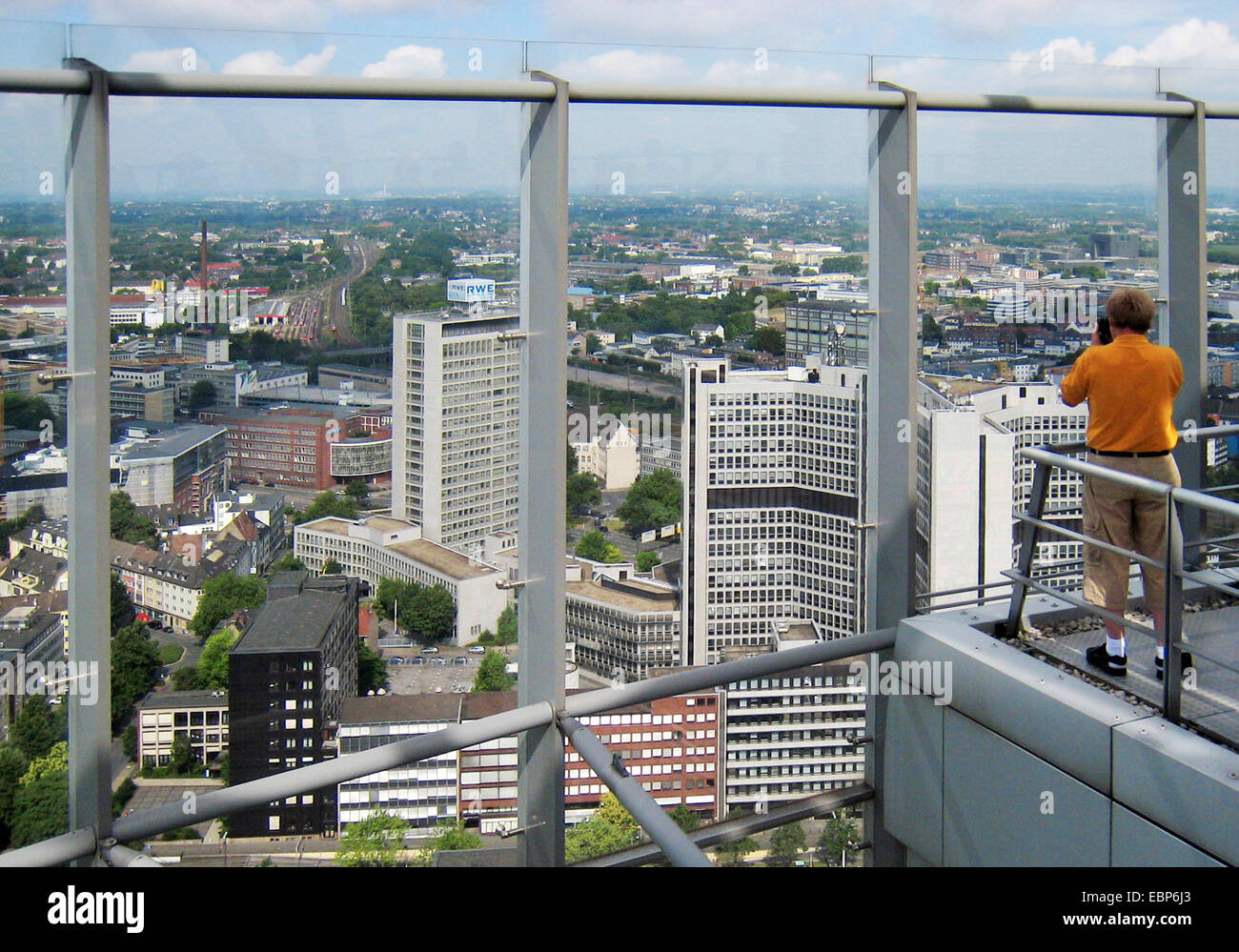 Visitatore sul ponte di osservazione di RWE Tower, in Germania, in Renania settentrionale-Vestfalia, la zona della Ruhr, Essen Foto Stock