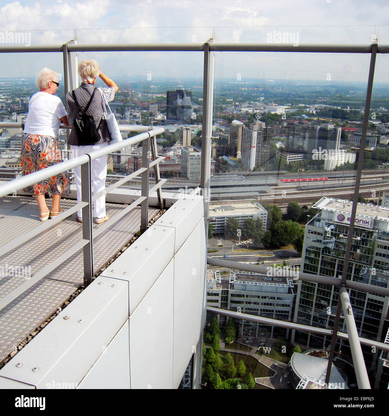 Visitatori vista di Essen dal ponte di osservazione di RWE Tower, in Germania, in Renania settentrionale-Vestfalia, la zona della Ruhr, Essen Foto Stock