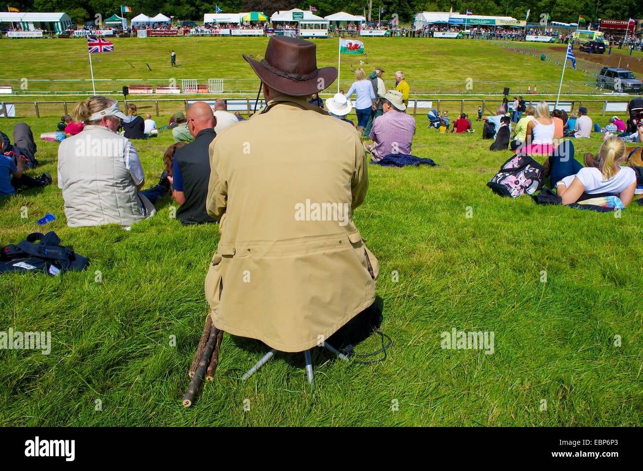 Uomo seduto su uno sgabello a guardare gli eventi a Lowther Show, Lowther station wagon, Lowther, Penrith, Cumbria. Foto Stock