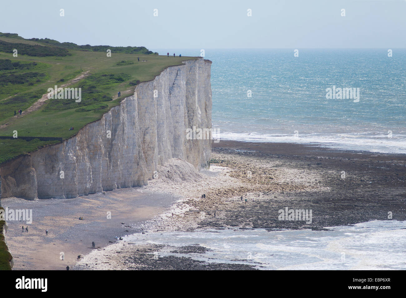 Chalk scogliere sul mare con cadute di massi a bassa marea vicino Birling Gap guardando verso Beachy Head, East Sussex, England, Regno Unito Foto Stock