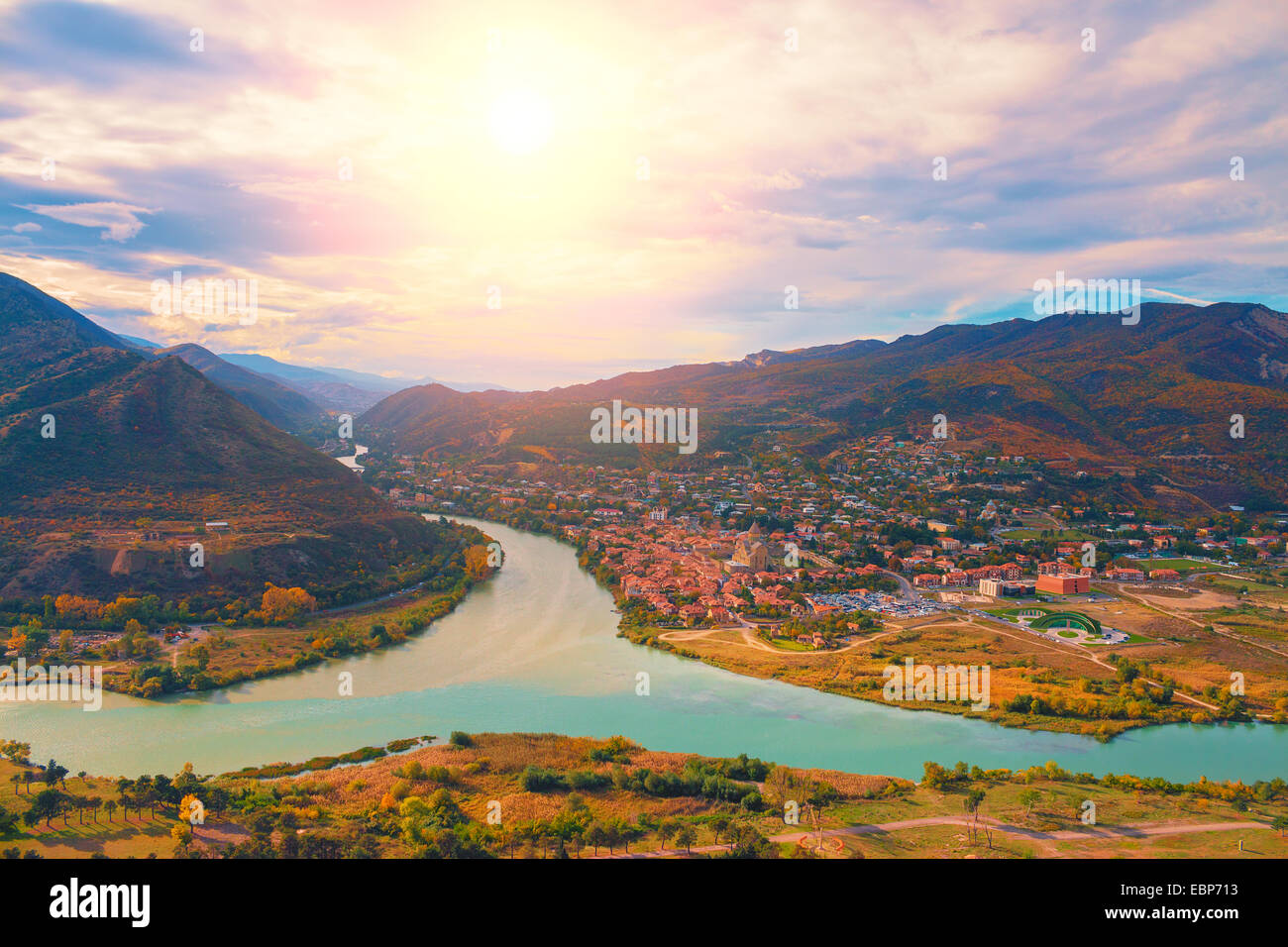Vista panoramica di Mtskheta città dal monastero di Jvari nel paese Georgia Foto Stock