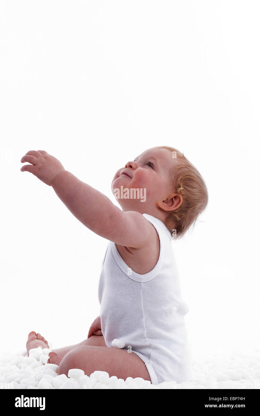 Bambino in playsuit giocando con styrofoam Foto Stock