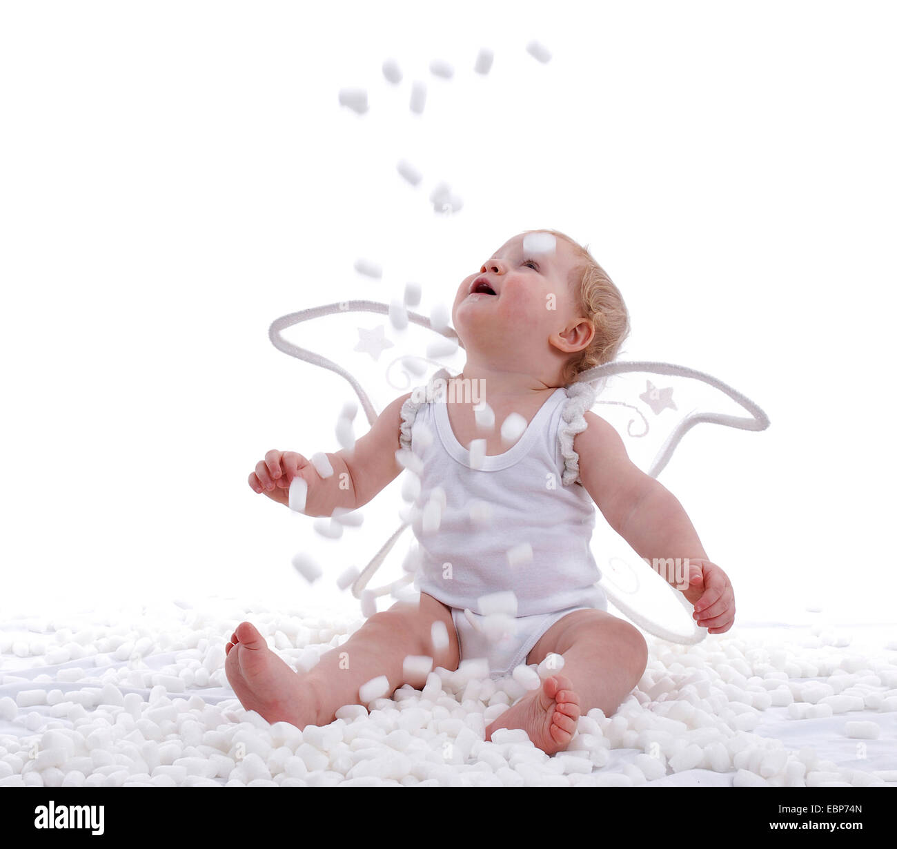 Bambino in playsuit giocando con styrofoam Foto Stock